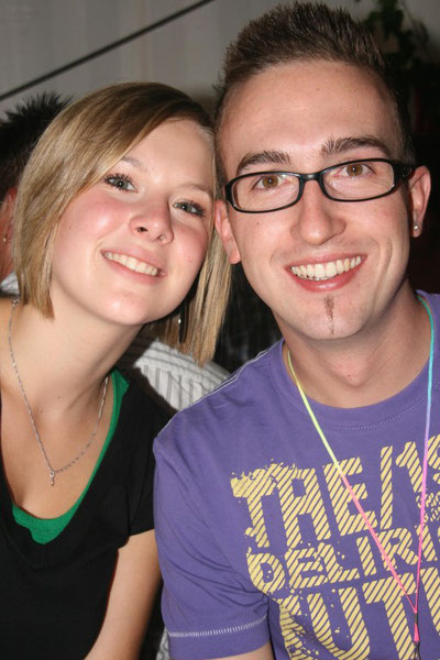 Lächelnder Mann und Frau posieren gemeinsam für ein Foto.