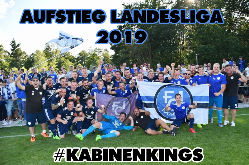 Menschen mit Fahnen und Bannern versammeln sich vor einem Fußballfeld.